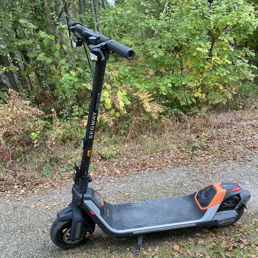 Segway P65 ute på test på en grusväg med en skog i bakgrunden