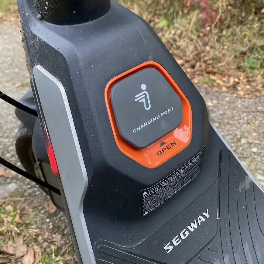 Segway P65 närbild på laddport